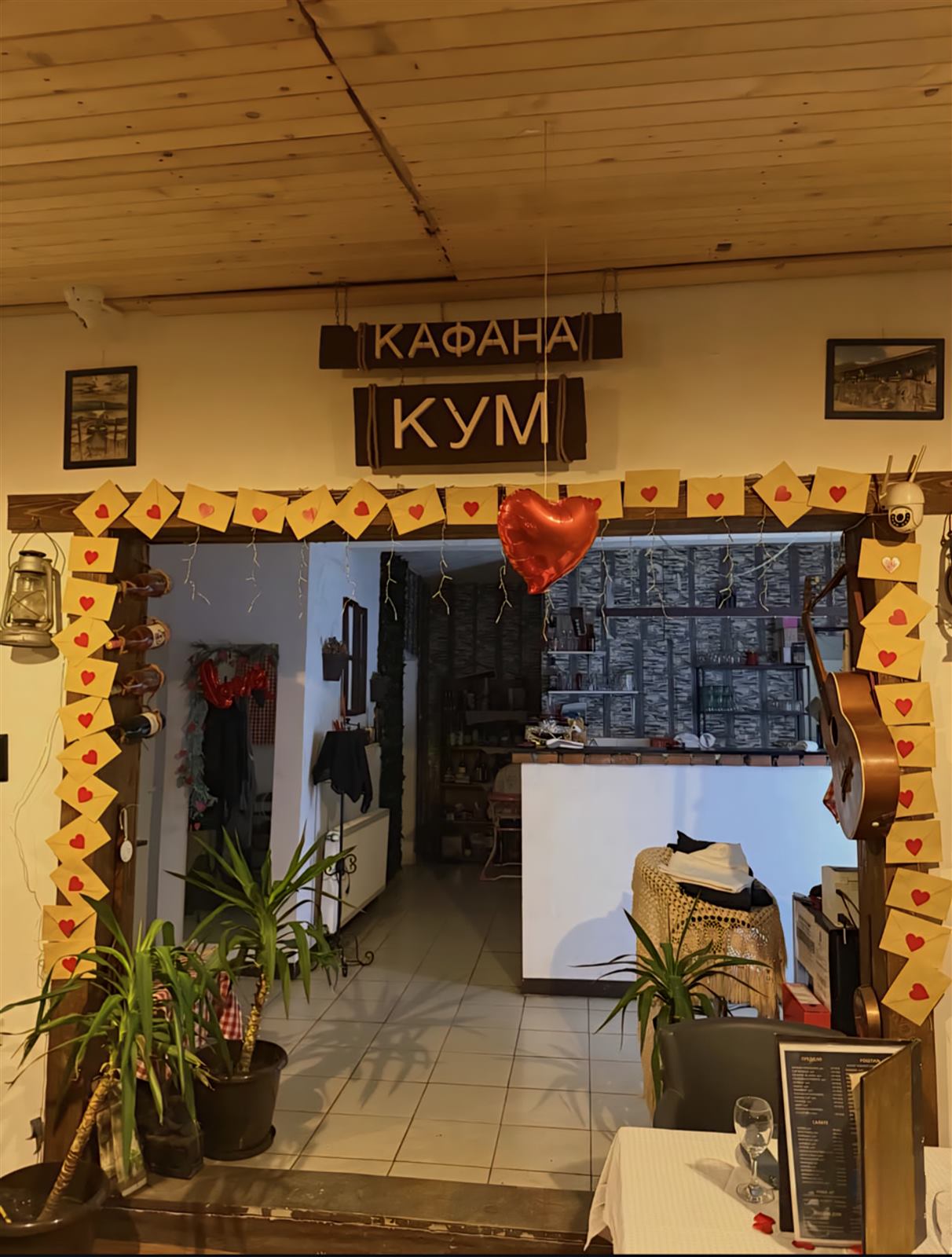 Ulaz u enterijer Kafane Kum sa dekorativnim natpisom