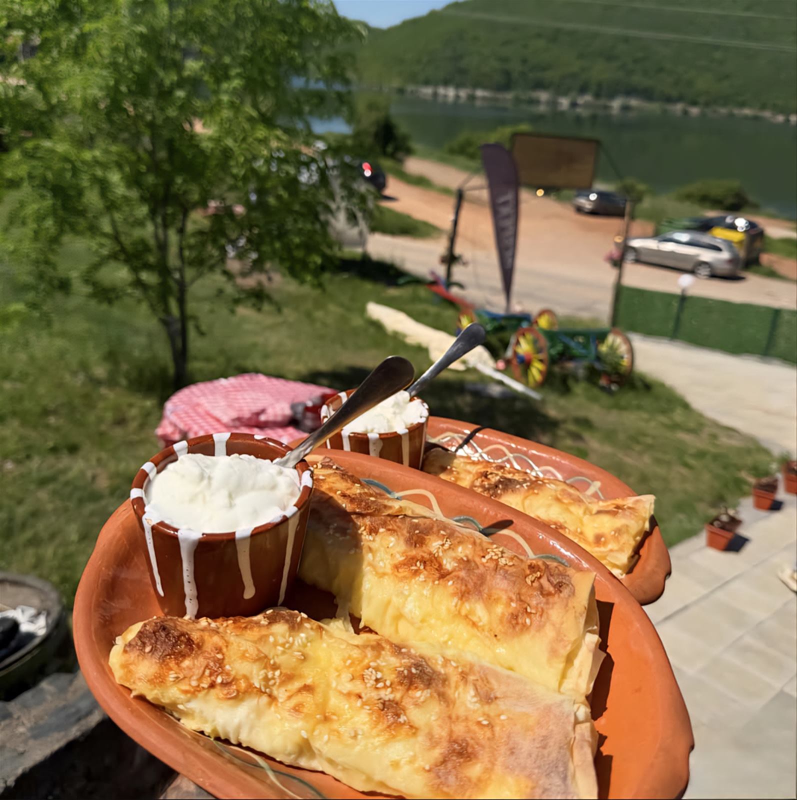 Pečena testo pita sa kajmakom, pogled na jezero u pozadini