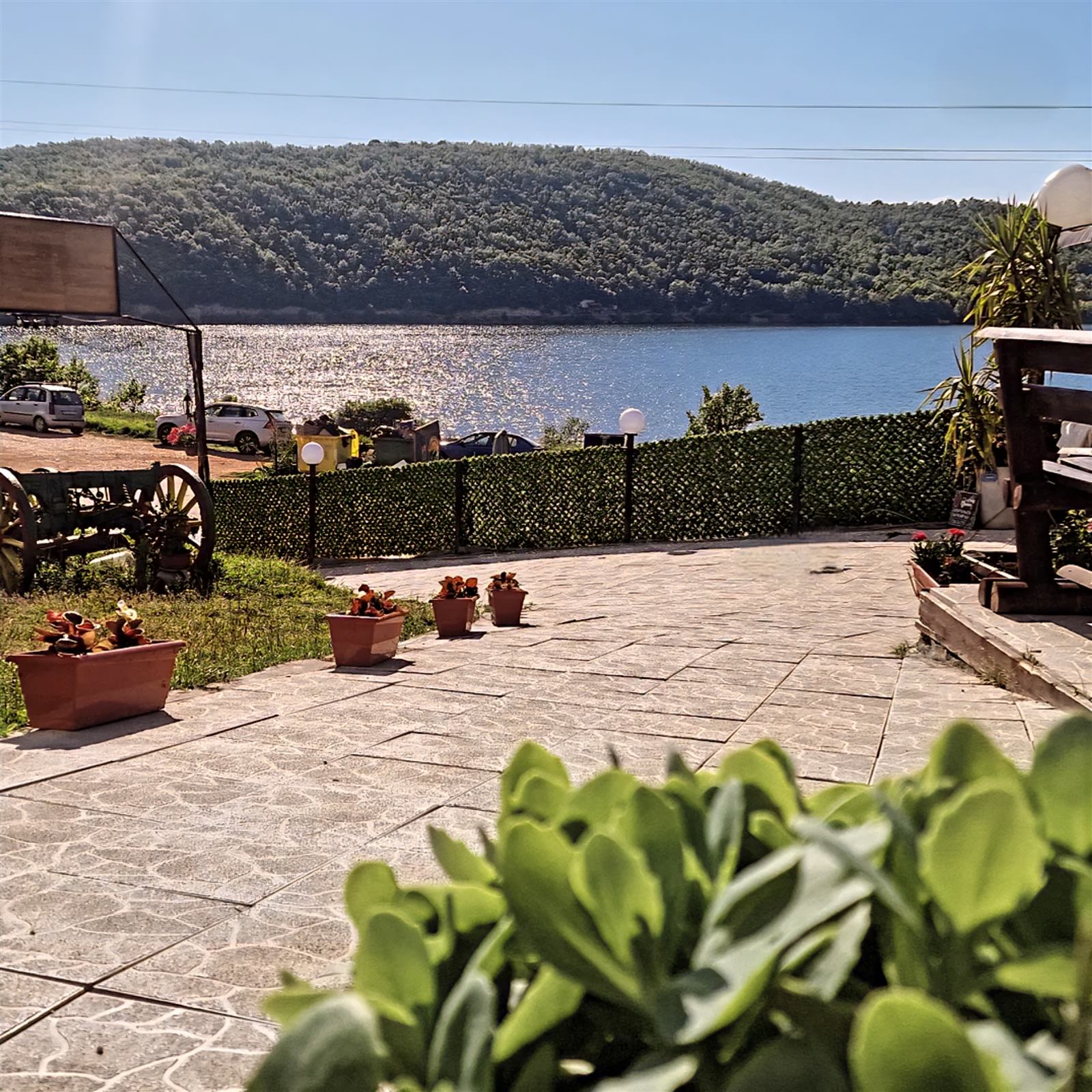 Terasa Kafane Kum sa pogledom na Bovansko jezero